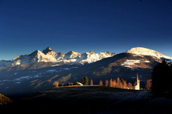 Paysage de Saint-Nicolas avec les montagnes (photo de Lorenzo Giacometto)
