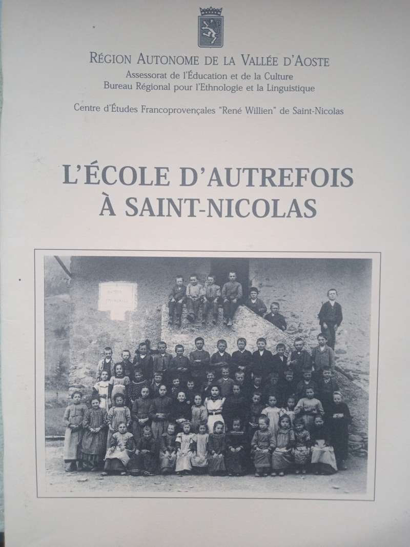 couverture : l'école d'autrefois à Saint-Nicolas, Enfants en rangs pour la photo de classe 