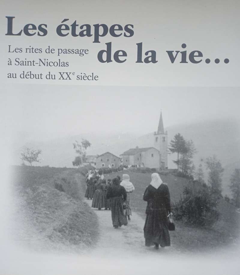 femmes marchant le long d'un chemin vers l'église de Saint-Nicolas