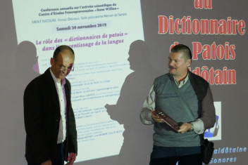 Bruno Domaine, Président du CEFP, et Vautherin, pendant la présentation du Supplément au Nouveau dictionnaire de patois valdôtain de Raymond Vautherin