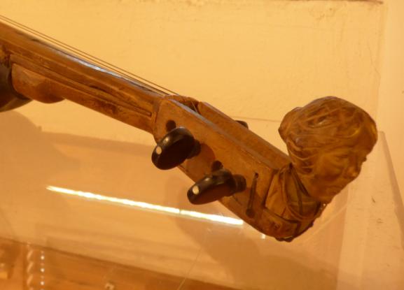 Un détail du violon de soldat de 1916 de la collection Ribouillault
